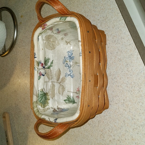 2005 Small Longaberger Basket - Picture 1 of 4